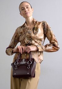 Vivienne Westwood BETTY SMALL HANDBAG - Sac à main - brown