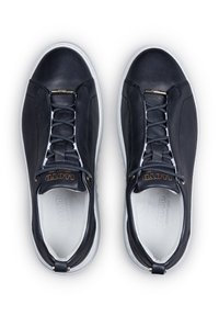 Marineblaue Leder-Sneakers mit glatter Textur, weißer Gummisohle, kontrastierenden weißen Schnürsenkeln und goldfarbenen Logoakzenten auf der Zunge.