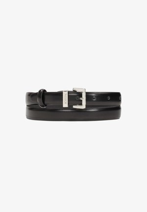 Musta nahkrihm, millel on sile pind, hõbedane metallist klamber ja reguleeritavad augud rihmal, mis võimaldavad suuruse kohandamist.