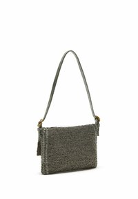 Sac à main perlé de forme rectangulaire, de couleur grise, avec une surface texturée et une fine bandoulière réglable ornée de détails en métal doré.