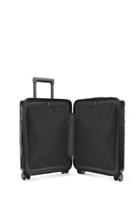 Valise rigide noire avec fermeture éclair, quatre roues et poignée rétractable ; l'intérieur comprend des compartiments en mesh et des diviseurs.