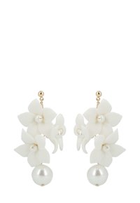 Orecchini a goccia bianchi floreali con petali sovrapposti, piccole perle centrali e una perla più grande che pende in basso su stud in tono oro.