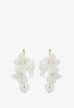 Orecchini a goccia bianchi floreali con petali sovrapposti, piccole perle centrali e una perla più grande che pende in basso su stud in tono oro.
