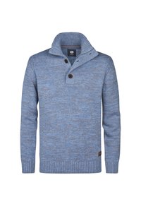 Suéter de punto azul con cuello alto acanalado, dos botones oscuros y mangas largas.