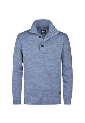 Maglione blu a maglia con colletto alto a coste, due bottoni scuri e maniche lunghe.