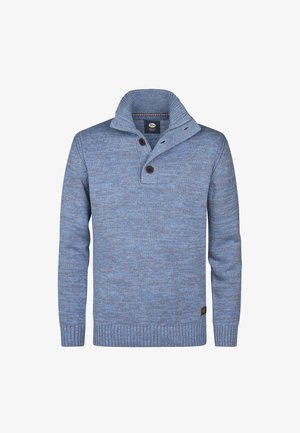 Pull en tricot bleu avec un col montant à côtes, deux boutons foncés et des manches longues.