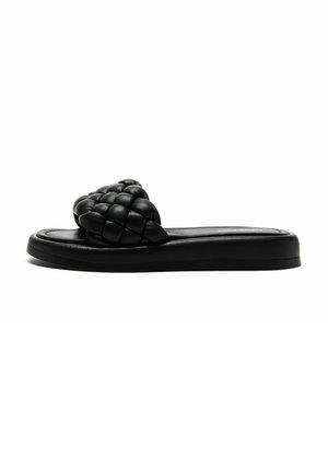 Schwarze Slide-Sandale mit dickem, gepolstertem, gewebtem Riemen und flacher Sohle, seitlich auf weißem Hintergrund gezeigt.