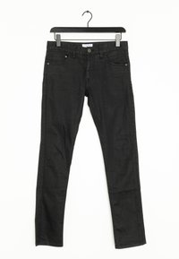 Jeans de mezclilla negra con corte ajustado, que cuentan con cinco bolsillos, cierre delantero con botón y cremallera, y sutiles variaciones en la textura.