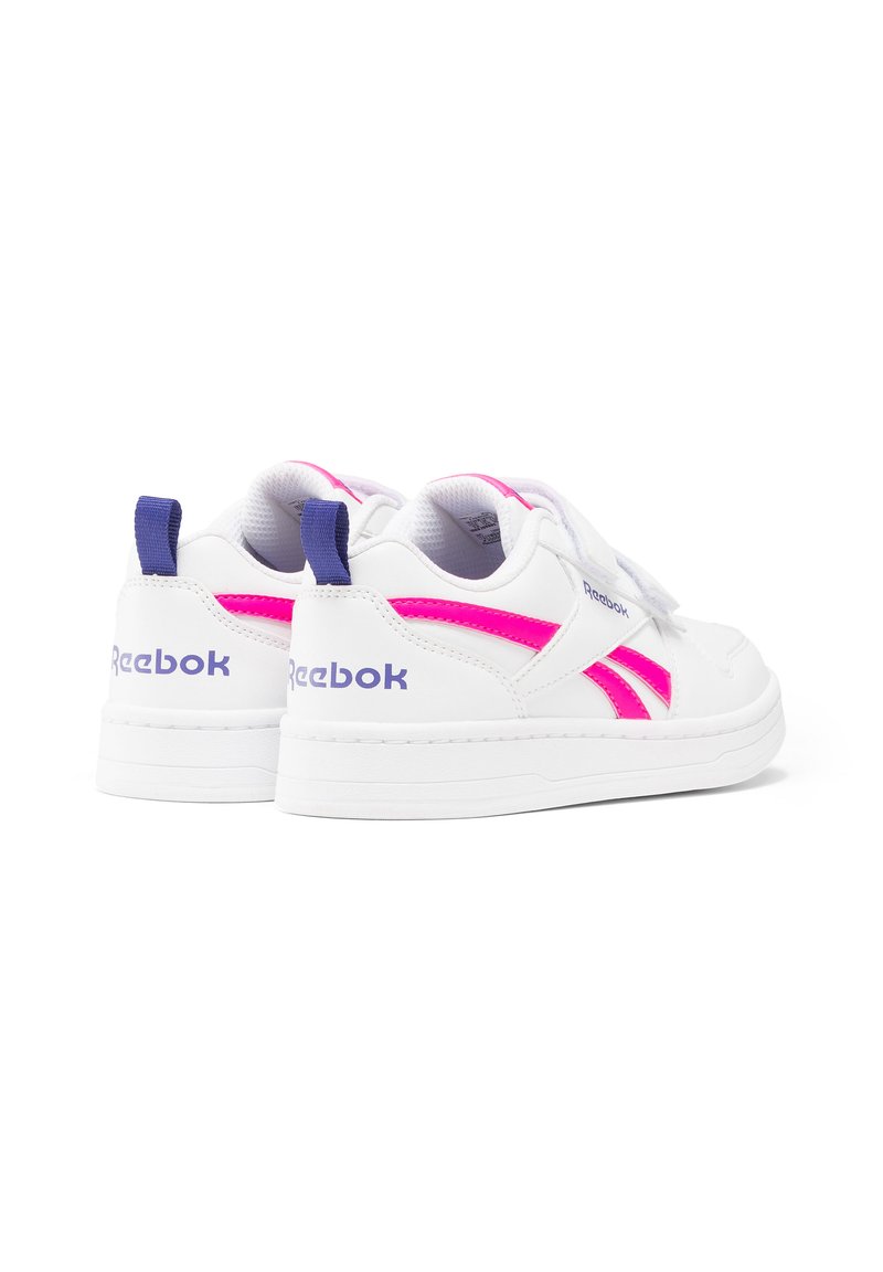 Sneaker bianca con accenti rosa e viola, caratterizzata da una finitura in pelle liscia, cinturini in Velcro e una suola piatta in gomma. Marchio Reebok sul tallone.