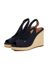 Chaussures compensées en toile bleu marine avec un design à bout ouvert et une bride à l'arrière, et un talon plateforme en jute tressé. Présente un petit logo en accent.