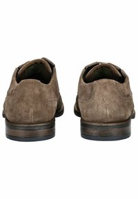 Zapatos de ante marrón con tacón plano, punta redonda y costuras mínimas. La vista trasera muestra una textura suave y un diseño sencillo.