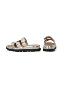 Metallic sølv sandaler med to brede remme, en polstret indersål og en sort struktureret ydersål for godt greb.