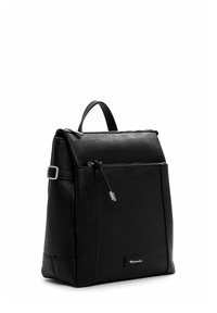 Sac à dos en cuir noir au design structuré, avec une poignée supérieure, une poche zippée à l'avant et un logo discret en bas. Texture lisse.