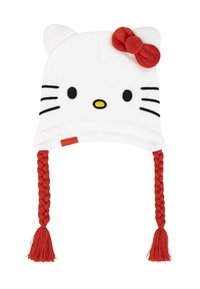 Witte gebreide muts met kattengezicht ontwerp, rode strik op de oor, en twee lange rode gevlochten franjes die naar beneden hangen.