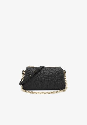 Sac à main en cuir noir avec une surface texturée présentant un motif en relief. Un étui en cuir détachable et un accent en chaîne dorée sont inclus.