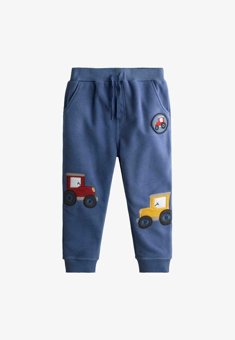 Modré fleece tepláky s elastickým pásom. Obsahujú aplikácie červeného a žltého traktora na nohách, textúrovaný detail a bočné vrecká.