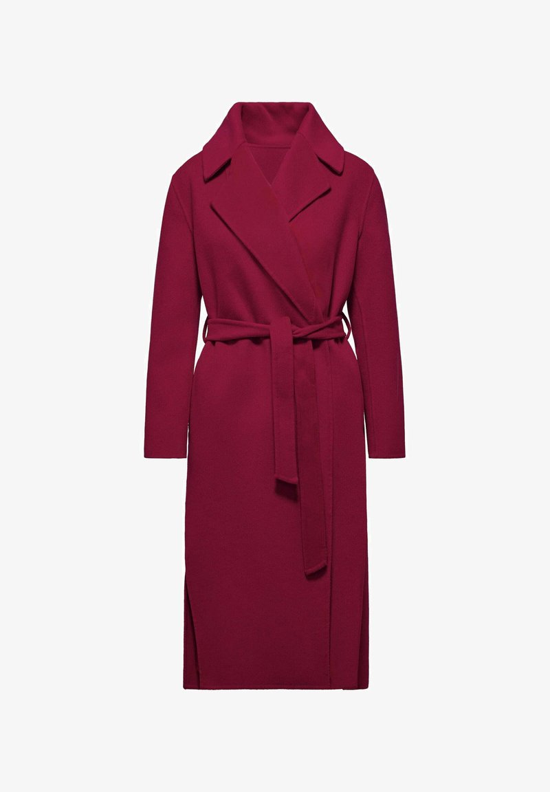 Burgundowa kurtka w stylu kopertowym wykonana z fakturowanej tkaniny, z klapami, długimi rękawami, bocznymi rozcięciami i dopasowanym paskiem.