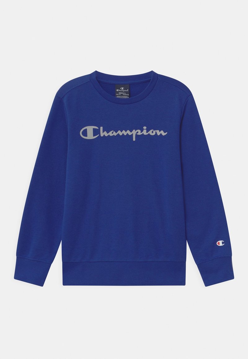 Sweat-shirt bleu à manches longues avec logo blanc Champion sur la poitrine et petit emblème Champion sur le poignet de la manche gauche.