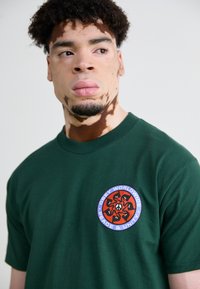 Obey Clothing PEACE WHEEL - Print T-shirt - forest green