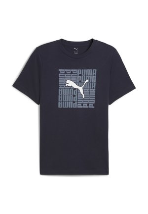 Navy plava pamučna majica s centralnim grafičkim prikazom Puma logotipa u bijeloj boji, okruženog ponovljenim tekstualnim uzorcima u svijetlo sivoj boji.
