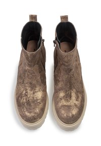 Bottines en daim marron avec une surface légèrement texturée, dotées d'une fermeture éclair sur le côté, d'une languette et d'une semelle plateforme de couleur claire.