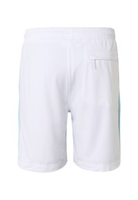 Shorts de sport blancs avec des bandes latérales bleu clair, une taille élastique et une poche zippée sur le côté droit à l'arrière.