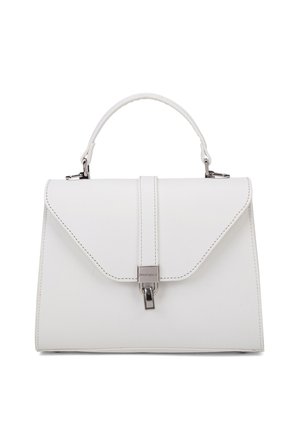 Borsa bianca realizzata in materiale testurizzato, con chiusura a patta, hardware argento e un design strutturato con manico superiore.