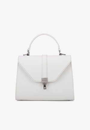 Sac à main blanc en matériau texturé avec un rabat, quincaillerie argentée et un design structuré avec une poignée supérieure.