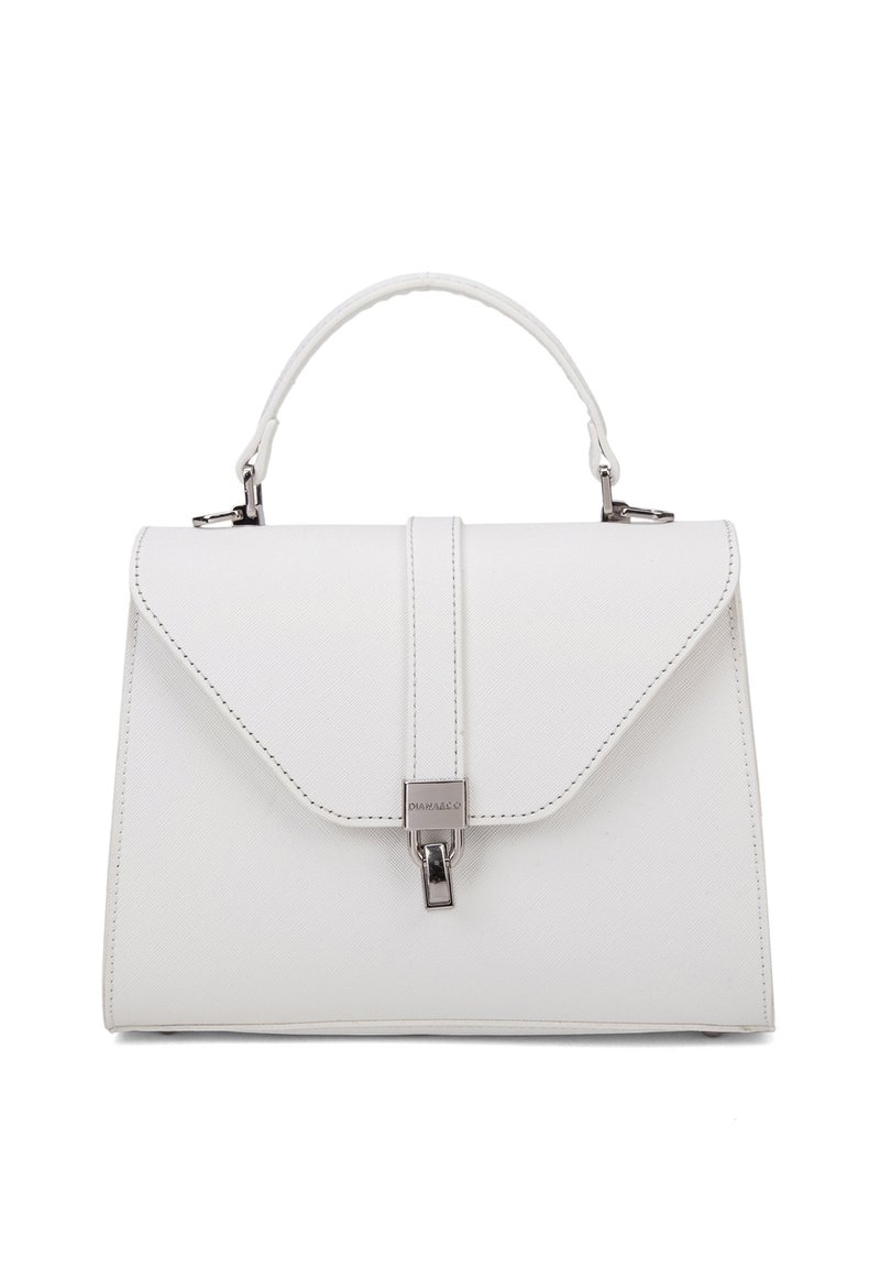 Sac à main blanc en matériau texturé avec un rabat, quincaillerie argentée et un design structuré avec une poignée supérieure.