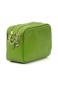 Groene leren cosmetica tas met een rechthoekige vorm, voorzien van twee gouden ritsen en een accent van een kleine Italiaanse vlag op de ritsen trekker.