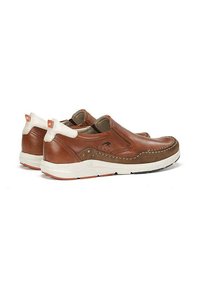Zapatos de piel marrón tipo mocasín con acentos en beige que contrastan, superficies texturizadas, costuras decorativas y suelas de goma.