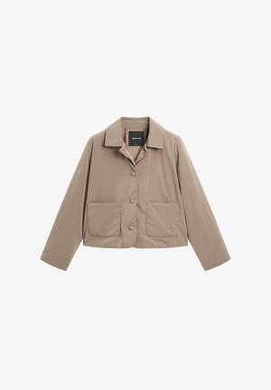 Kortsärmad beige jacka gjord av texturerad tyg, med en notchad krage, tre knappar och två framlådor. Enkelt utseende med minimala accenter.