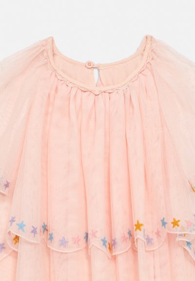 Roosa läbipaistev kleit kogutud kaelusega, seljal nööpidega kinnitatav ning mitmevärviliste tikitud tähtede mustriga ääre ja varrukate ümber.