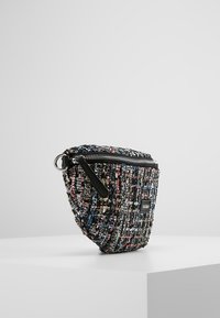 Pochette in tessuto intrecciato con una combinazione di colori tra cui nero, rosa e blu. Presenta una chiusura zip e un accento in metallo nero.