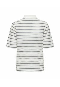 Polo shirt colletto bianco con righe orizzontali blu scuro, maniche corte, tessuto in misto cotone e una texture liscia.