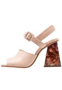 Beige otevřená sandál s popruhem na čtvercovou sponu a širokým mramorovým blokovým podpatkem v hnědých a růžových tónech.
