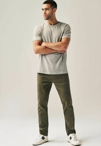Next AUTHENTIC - Blugi conici - mottled green
