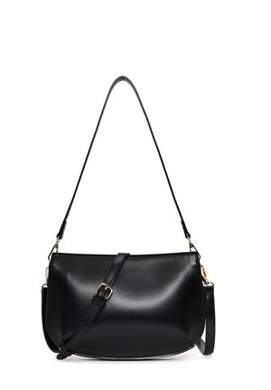 Zwarte leren schoudertas met gouden gesp en afneembare lange riem op witte achtergrond.