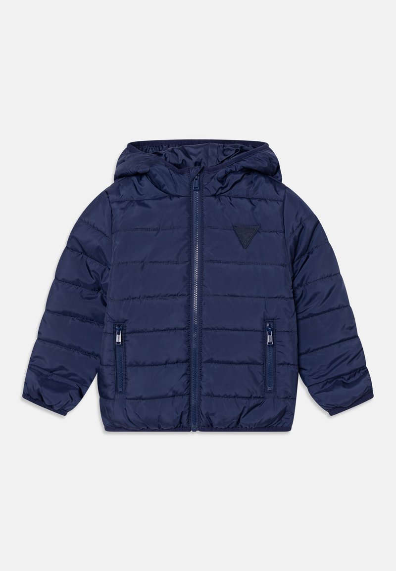 Chaqueta acolchada azul marino con capucha, cierre frontal con cremallera y dos bolsillos laterales con cremallera, con un diseño de acolchado horizontal.