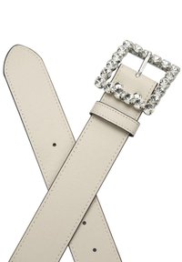 Cinturón de cuero color crema con una hebilla rectangular de plata adornada con piedras de strass transparentes. Textura suave con costuras visibles y agujeros de ajuste.
