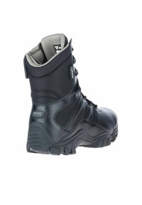 Czarne taktyczne buty z wysokim cholewką, wykonane z kombinacji skóry i przewiewnej siateczki, solidna gumowa podeszwa oraz wzmocnione elementy.