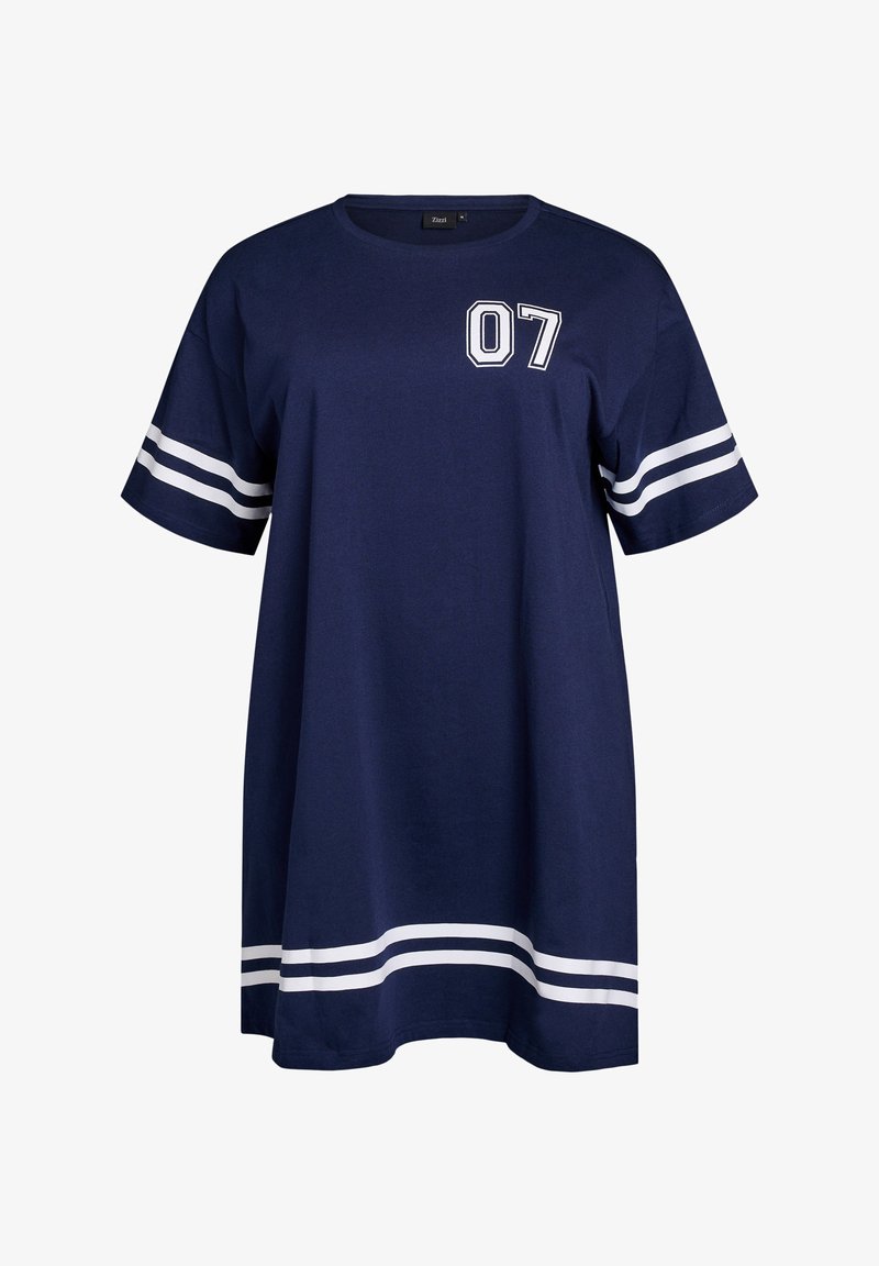 Námořnická modrá tričková šaty s krátkými rukávy, s bílými pruhy na rukávech a číslem "07" potisknutým na přední straně.