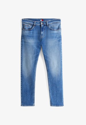 Lys blå denimjeans med en tapered design, som har knappestolpe, fem lommer og subtil slitasje på bena.