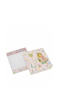 Caja cuadrada de color rosa pastel con patrones florales y una ilustración de una chica. Diseño abierto que revela un interior blanco. Acento decorativo de corona.