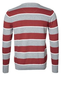 Langærmet sweater med brede vandrette striber i burgunder og grå, adskilt af tynde hvide linjer, vist fra ryggen.