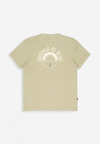 Lichtgroene katoenen T-shirt met korte mouwen; heeft een ronde grafische afbeelding op de achterkant met de tekst "BUTCHER OF BLUE QUALITY CLOTHING CO".