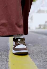 Jordan WMNS AIR JORDAN 1 LOW SE SEA - Tossud - light olive/sail/white