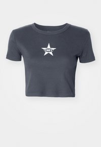 Grå cropped t-shirt med ribbad textur, rund halsringning och en vit stjärna med ordet "OBEY" tryckt i mitten.