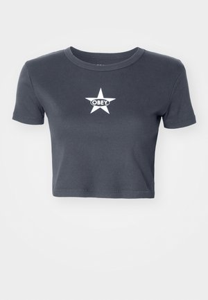 Grå kort t-skjorte med ribbet tekstur, rund hals og en hvit stjerne med ordet "OBEY" trykket i midten.