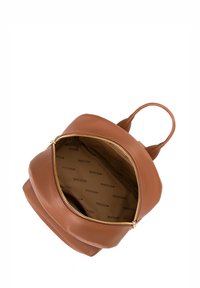 Zaino in pelle marrone con una finitura testurizzata, chiusura con zip dorata e due manici. L'interno presenta una fodera beige con logo.